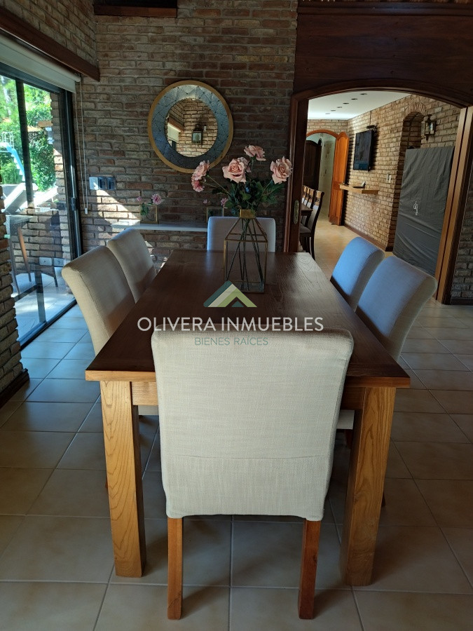 Casa ID.12352 - Casa en venta de 5 dormitorios en Playa Mansa, Punta del Este
