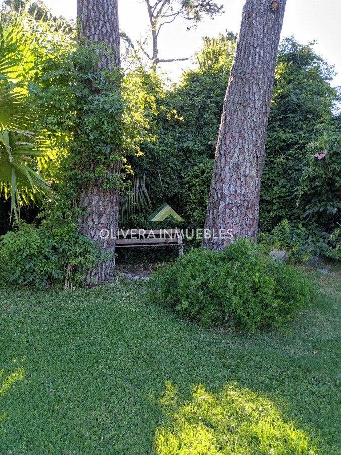 Casa ID.12352 - Casa en venta de 5 dormitorios en Playa Mansa, Punta del Este
