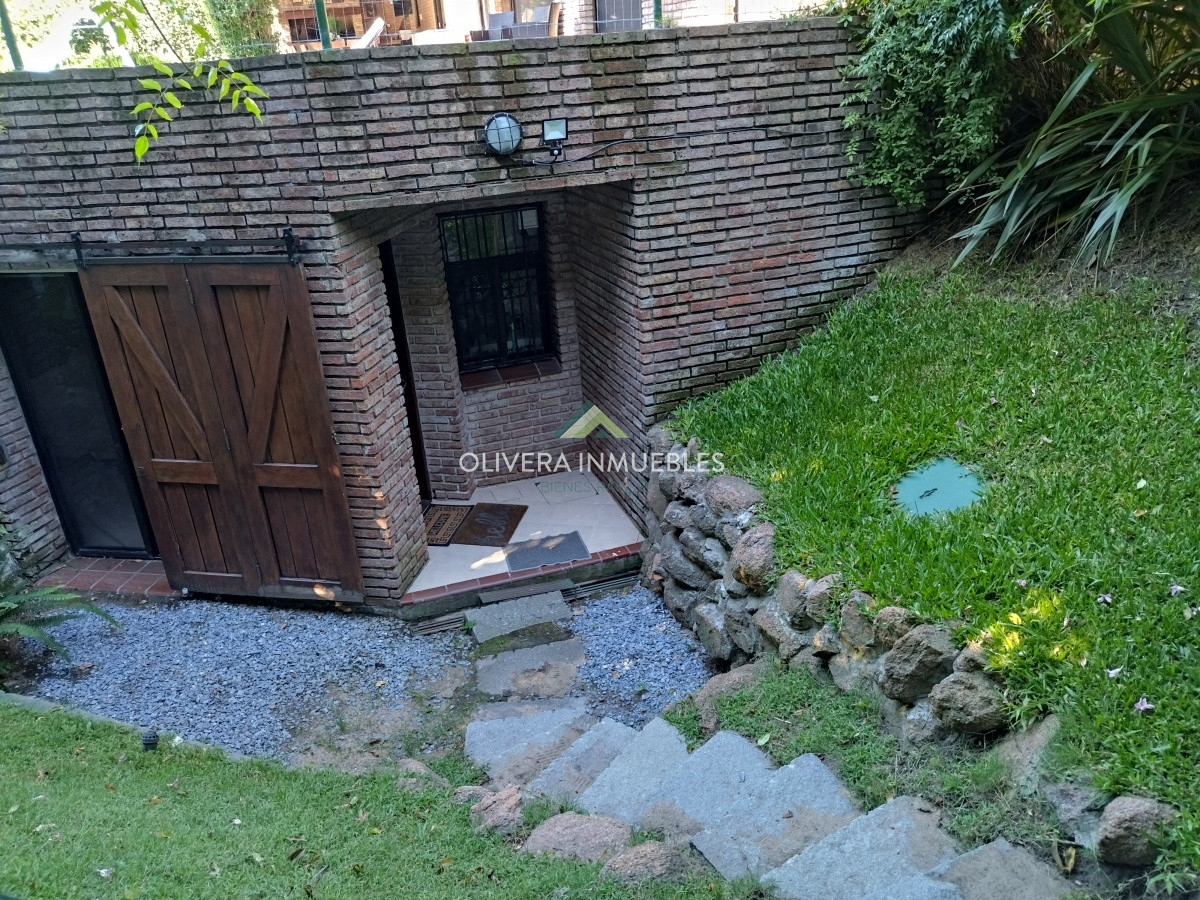 Casa ID.12352 - Casa en venta de 5 dormitorios en Playa Mansa, Punta del Este