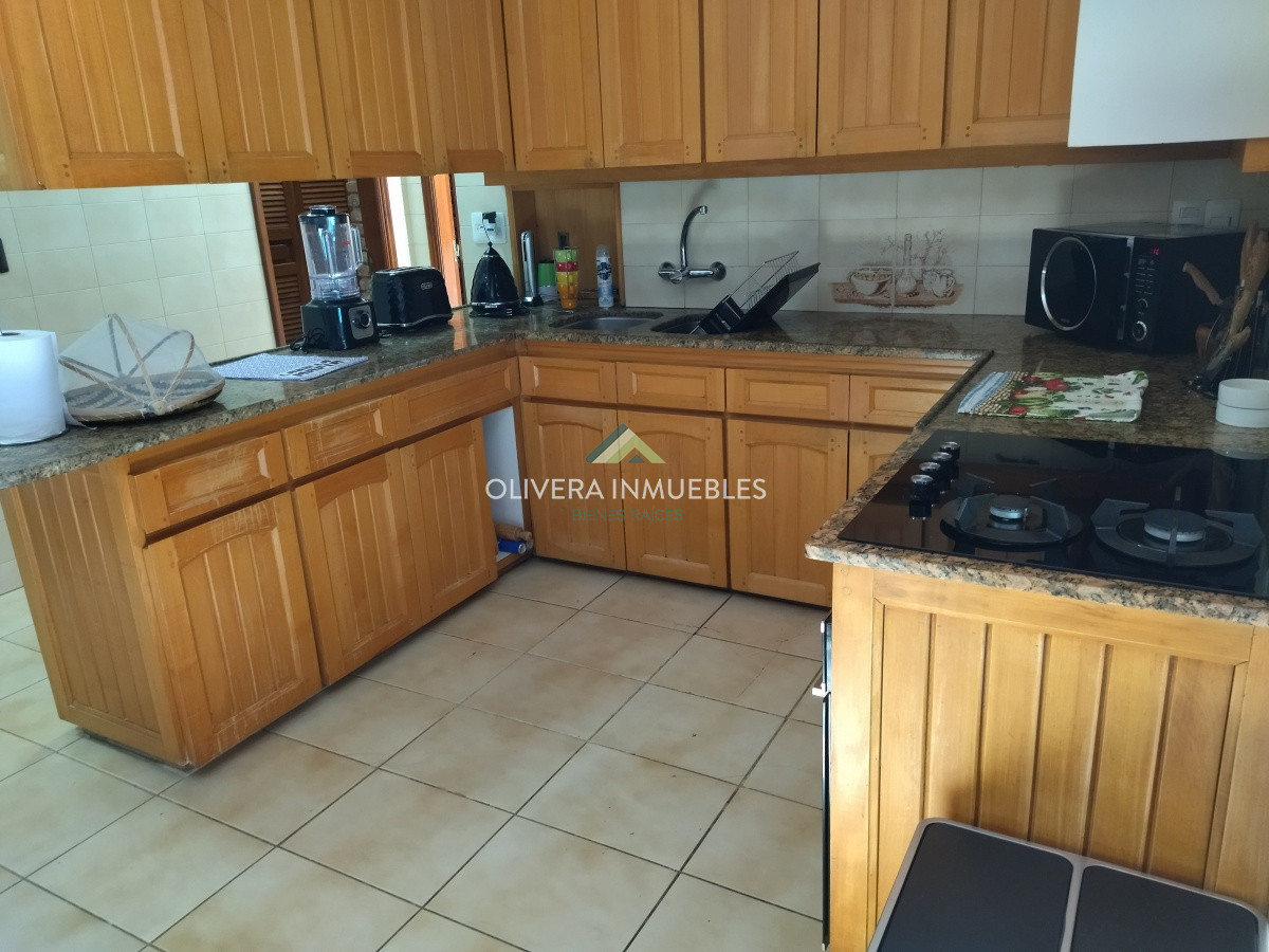 Casa ID.12352 - Casa en venta de 5 dormitorios en Playa Mansa, Punta del Este