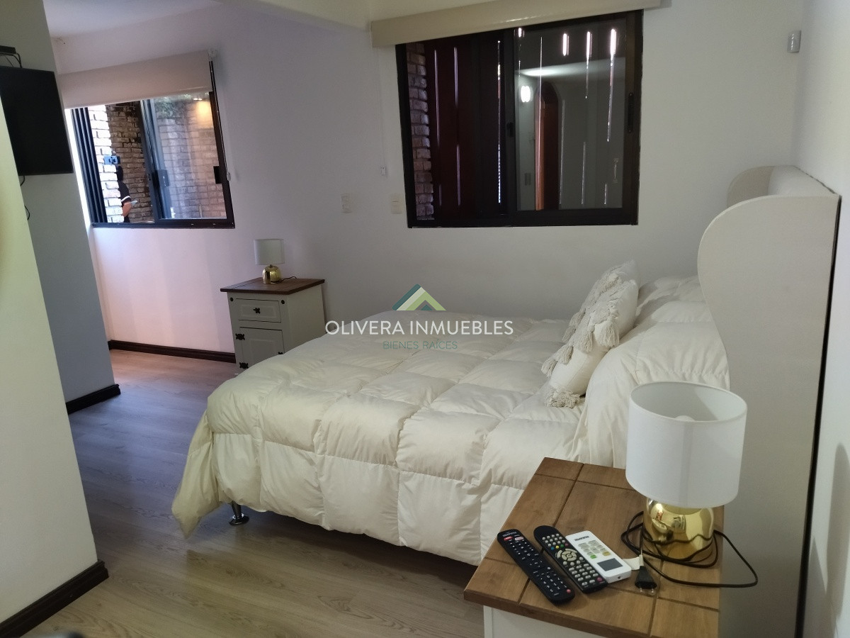 Casa ID.12352 - Casa en venta de 5 dormitorios en Playa Mansa, Punta del Este