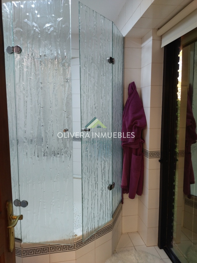 Casa ID.12352 - Casa en venta de 5 dormitorios en Playa Mansa, Punta del Este
