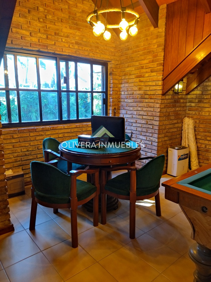 Casa ID.12352 - Casa en venta de 5 dormitorios en Playa Mansa, Punta del Este