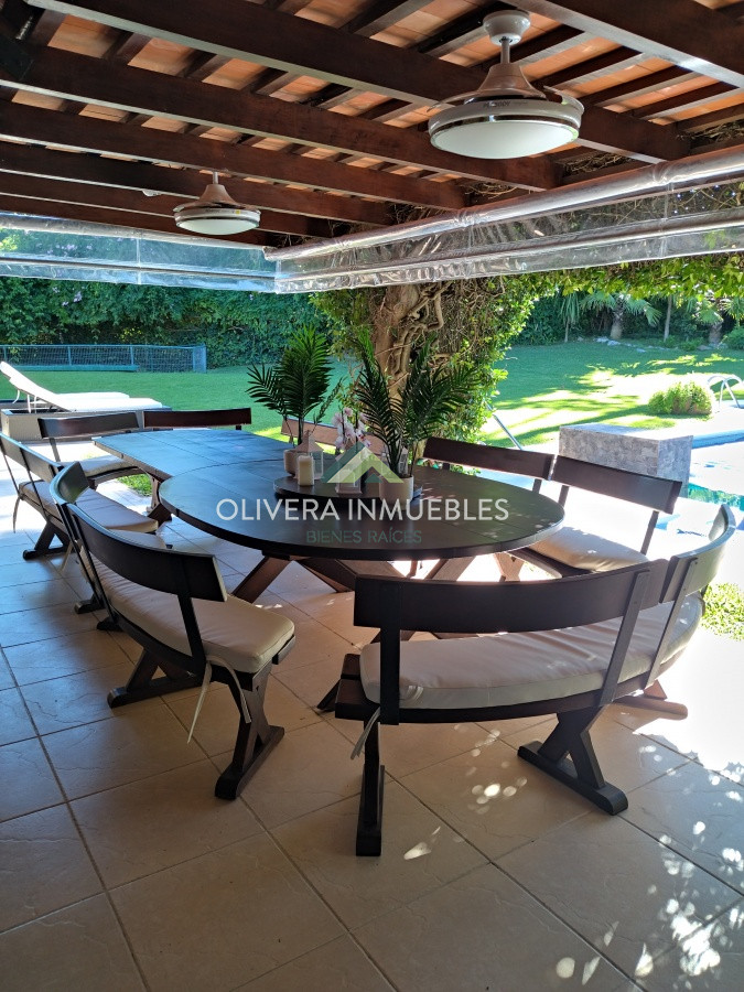 Casa ID.12352 - Casa en venta de 5 dormitorios en Playa Mansa, Punta del Este