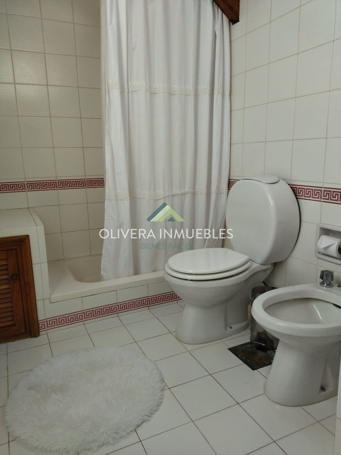 Casa ID.12352 - Casa en venta de 5 dormitorios en Playa Mansa, Punta del Este