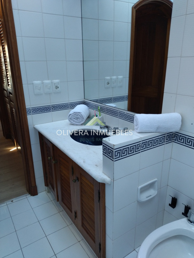 Casa ID.12352 - Casa en venta de 5 dormitorios en Playa Mansa, Punta del Este