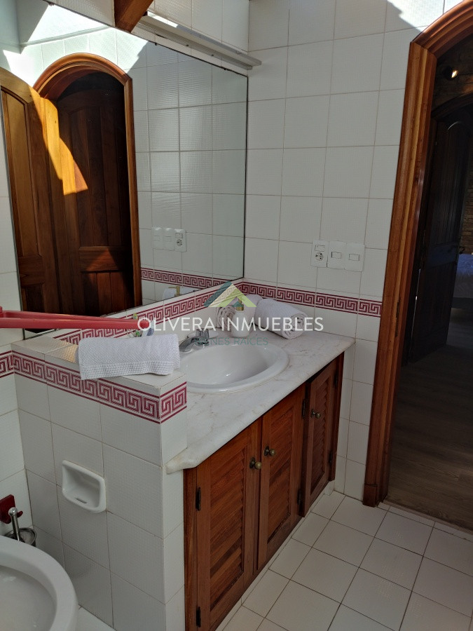 Casa ID.12352 - Casa en venta de 5 dormitorios en Playa Mansa, Punta del Este