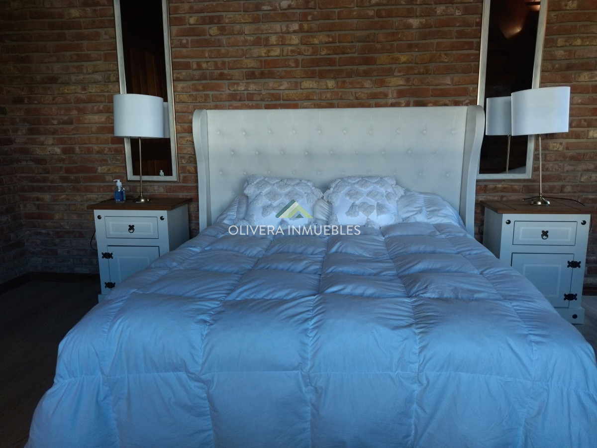 Casa ID.12352 - Casa en venta de 5 dormitorios en Playa Mansa, Punta del Este