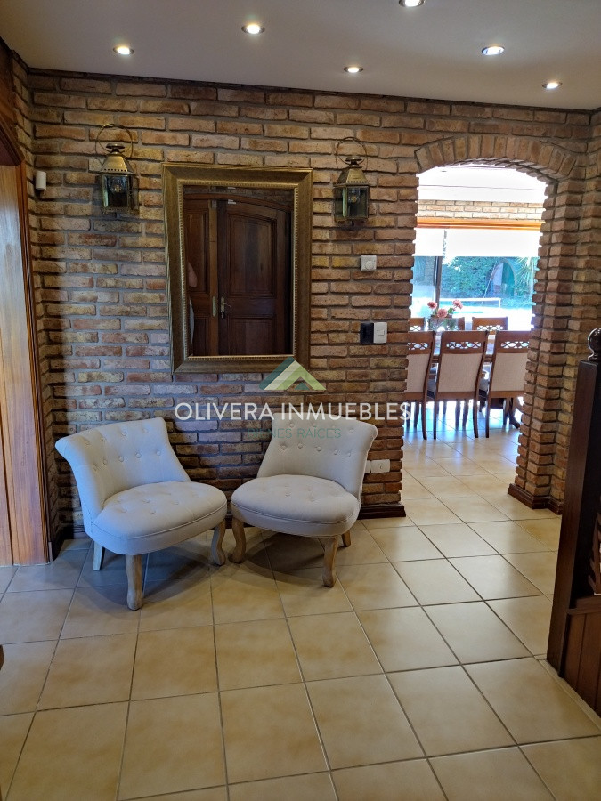 Casa ID.12352 - Casa en venta de 5 dormitorios en Playa Mansa, Punta del Este