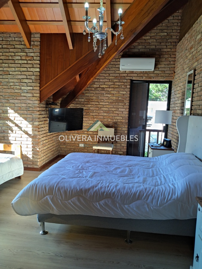 Casa ID.12352 - Casa en venta de 5 dormitorios en Playa Mansa, Punta del Este