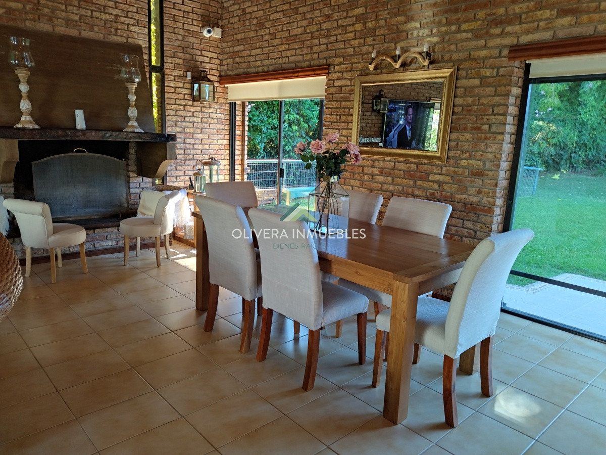 Casa ID.12352 - Casa en venta de 5 dormitorios en Playa Mansa, Punta del Este