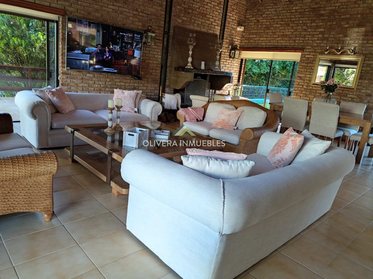 Casa ID.12352 - Casa en venta de 5 dormitorios en Playa Mansa, Punta del Este