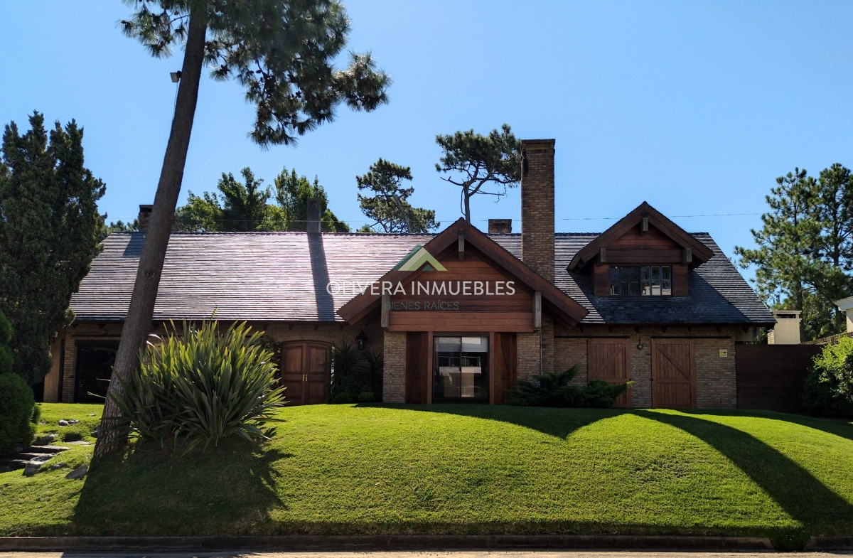 Casa ID.12352 - Casa en venta de 5 dormitorios en Playa Mansa, Punta del Este