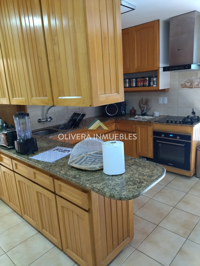 Casa ID.12352 - Casa en venta de 5 dormitorios en Playa Mansa, Punta del Este