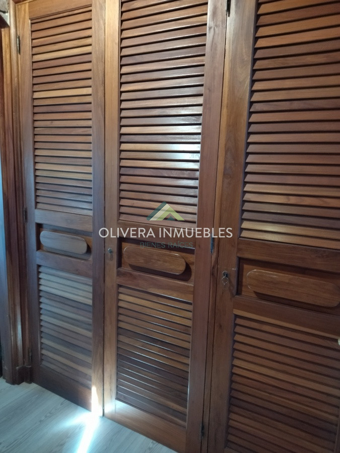Casa ID.12352 - Casa en venta de 5 dormitorios en Playa Mansa, Punta del Este