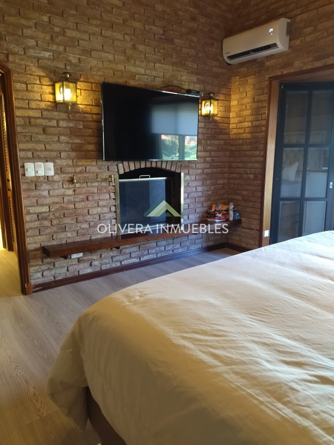 Casa ID.12352 - Casa en venta de 5 dormitorios en Playa Mansa, Punta del Este
