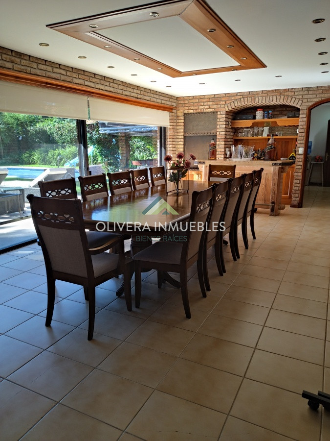 Casa ID.12352 - Casa en venta de 5 dormitorios en Playa Mansa, Punta del Este