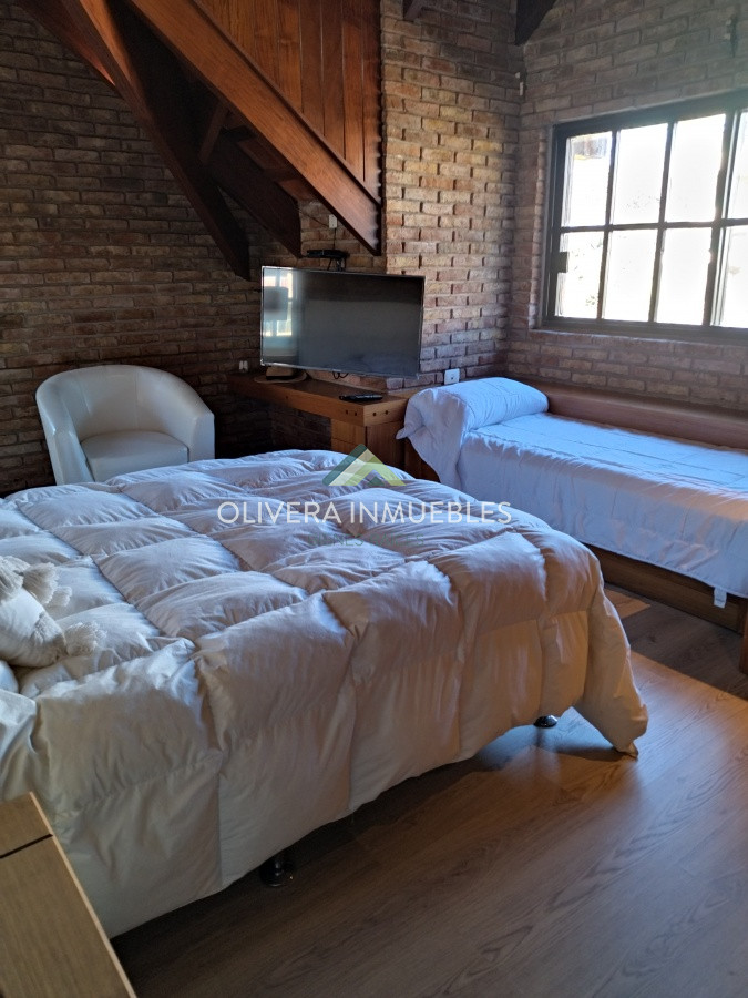 Casa ID.12352 - Casa en venta de 5 dormitorios en Playa Mansa, Punta del Este
