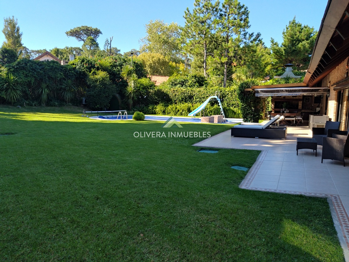 Casa ID.12352 - Casa en venta de 5 dormitorios en Playa Mansa, Punta del Este