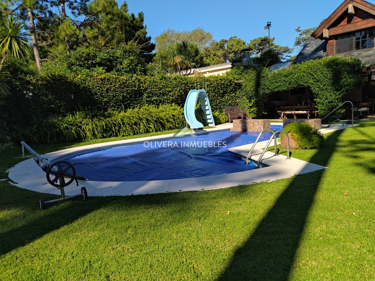 Casa ID.12352 - Casa en venta de 5 dormitorios en Playa Mansa, Punta del Este