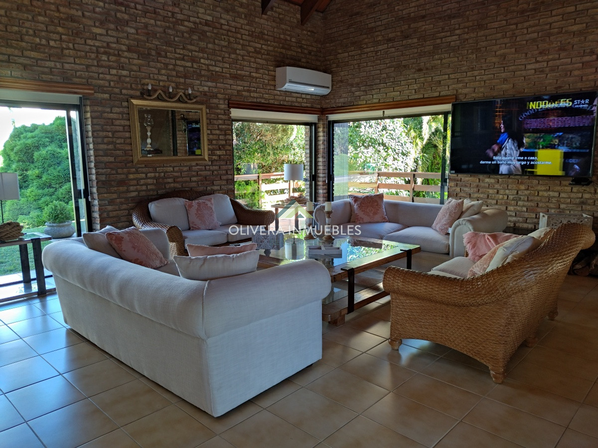 Casa ID.12352 - Casa en venta de 5 dormitorios en Playa Mansa, Punta del Este