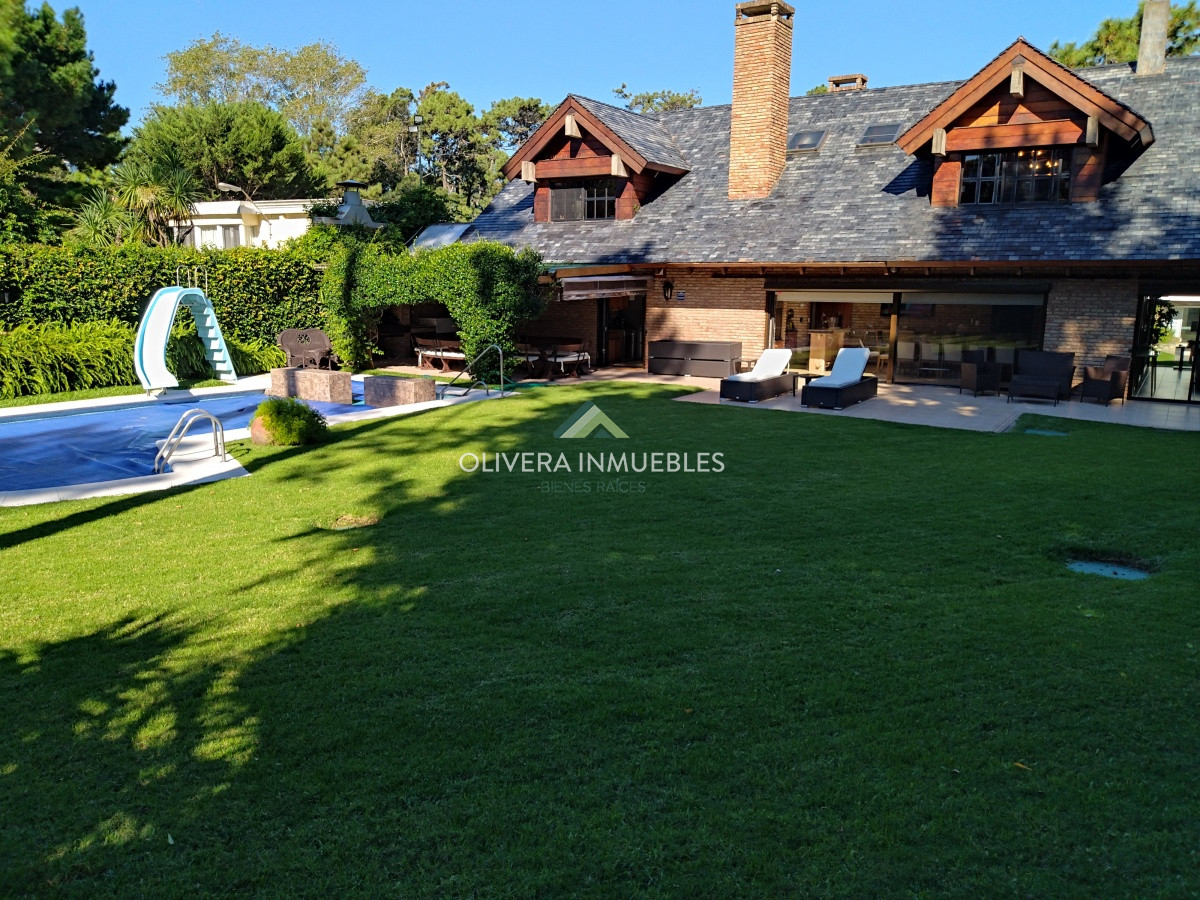 Casa ID.12352 - Casa en venta de 5 dormitorios en Playa Mansa, Punta del Este