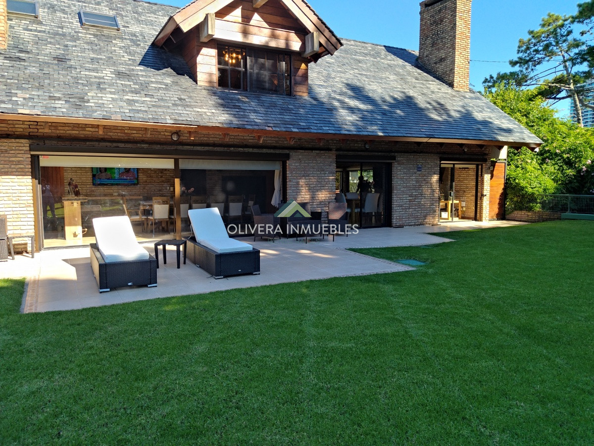 Casa ID.12352 - Casa en venta de 5 dormitorios en Playa Mansa, Punta del Este