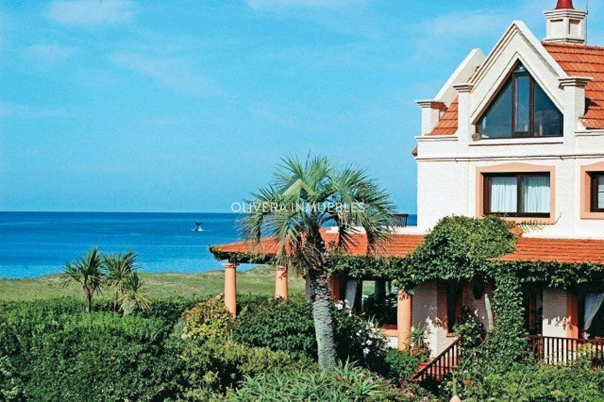 Casa ID.12355 - Casa en venta de 5 dormitorios frente al mar, Punta Ballena, Punta del Este