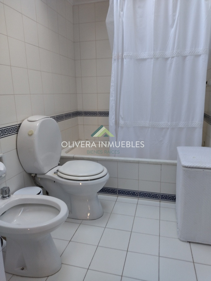 Casa ID.12352 - Casa en venta de 5 dormitorios en Playa Mansa, Punta del Este