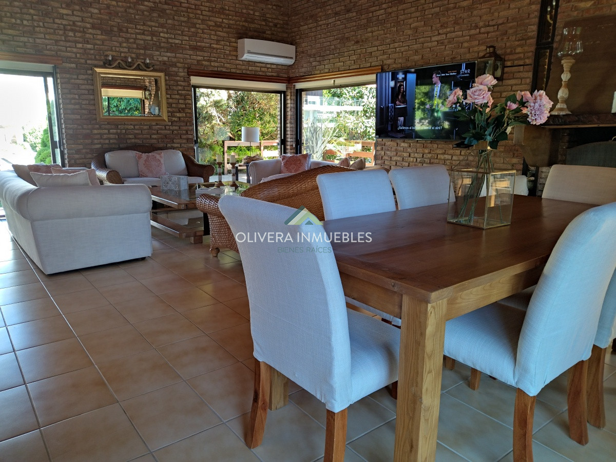 Casa ID.12352 - Casa en venta de 5 dormitorios en Playa Mansa, Punta del Este