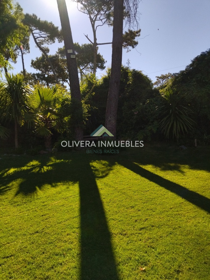 Casa ID.12352 - Casa en venta de 5 dormitorios en Playa Mansa, Punta del Este
