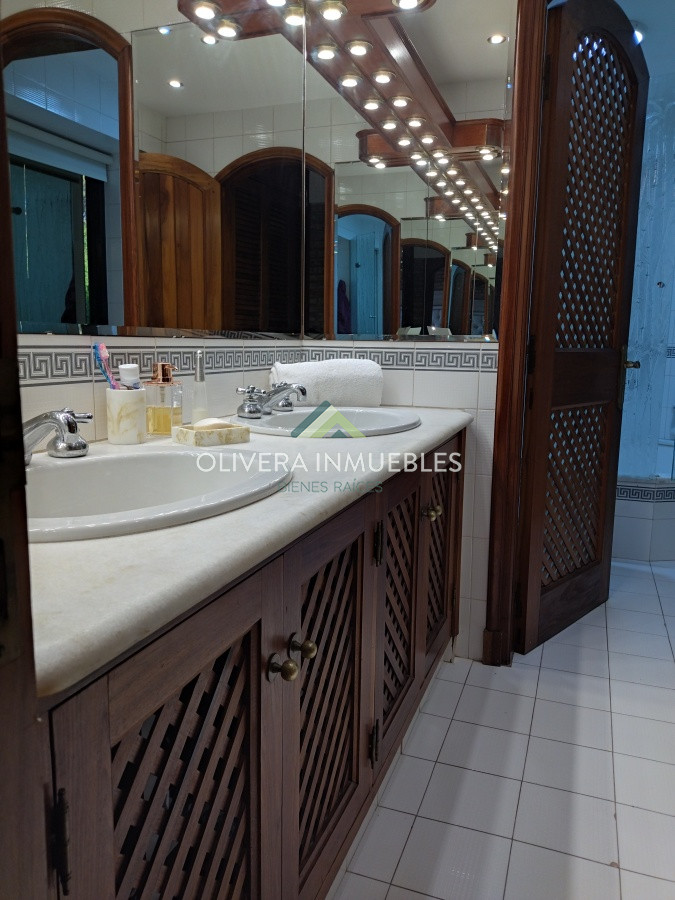 Casa ID.12352 - Casa en venta de 5 dormitorios en Playa Mansa, Punta del Este