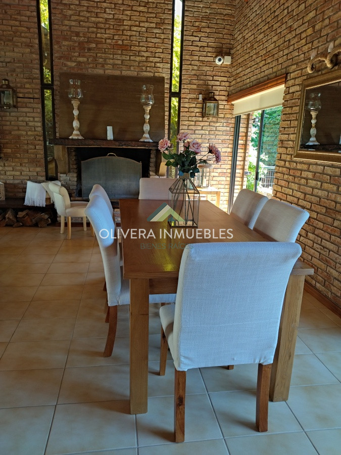 Casa ID.12352 - Casa en venta de 5 dormitorios en Playa Mansa, Punta del Este