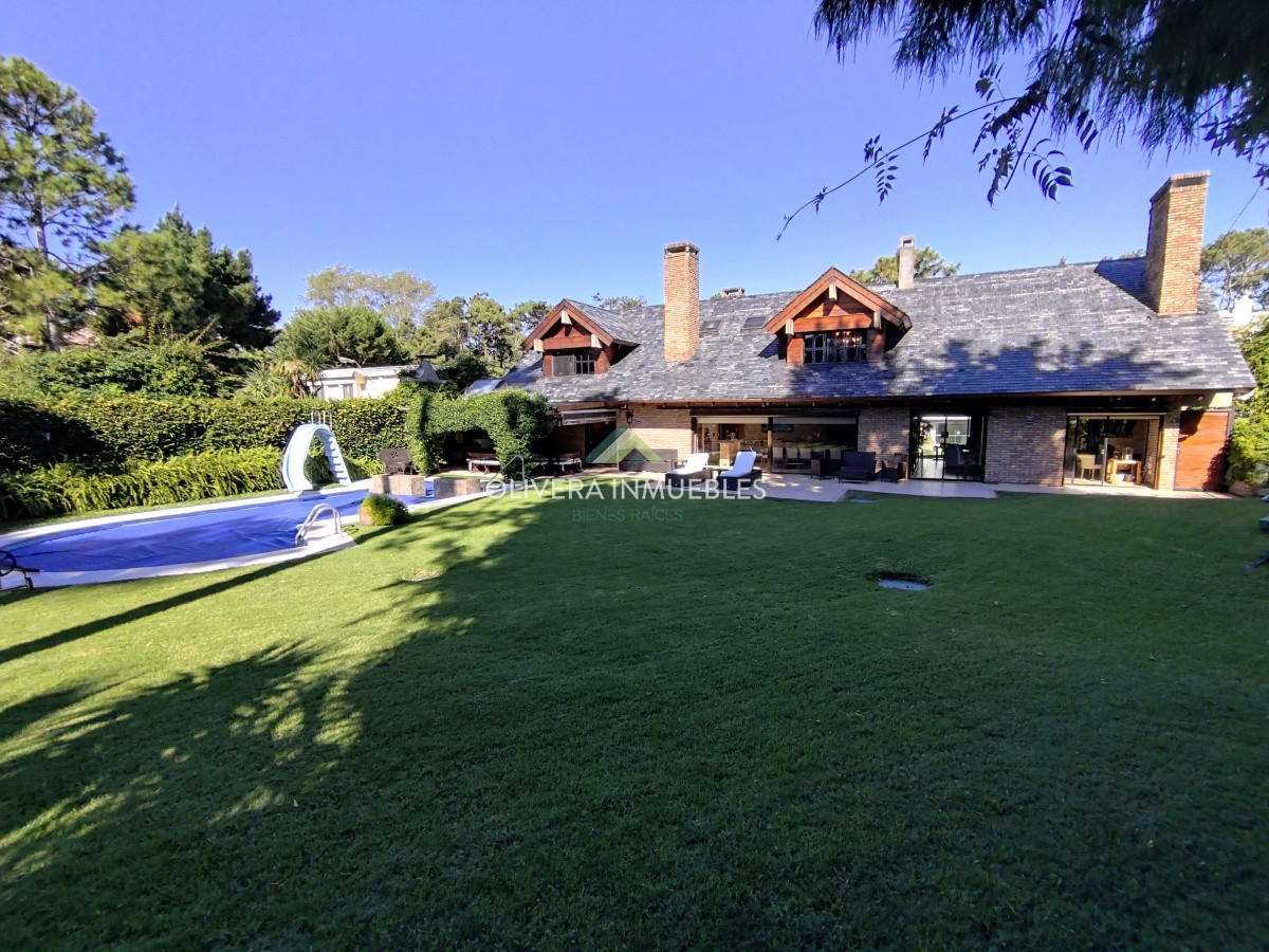 Casa ID.12352 - Casa en venta de 5 dormitorios en Playa Mansa, Punta del Este