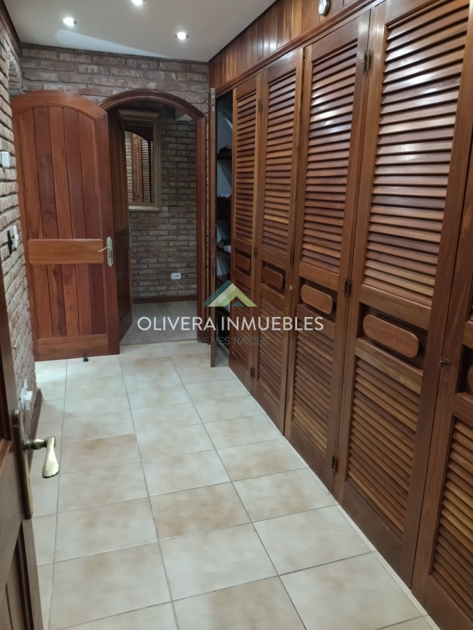 Casa ID.12352 - Casa en venta de 5 dormitorios en Playa Mansa, Punta del Este