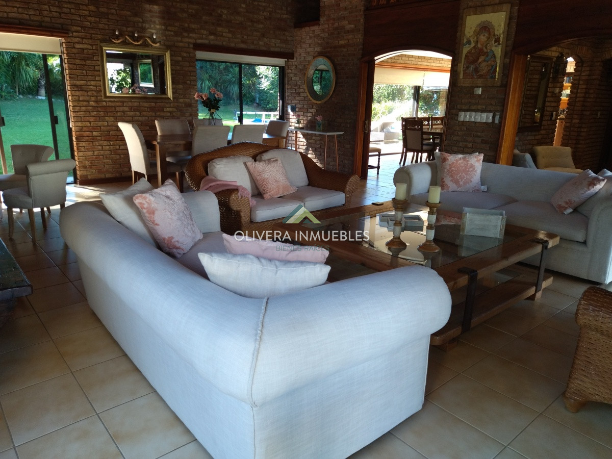 Casa ID.12352 - Casa en venta de 5 dormitorios en Playa Mansa, Punta del Este