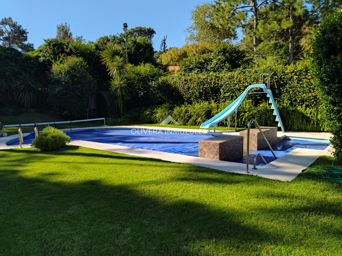 Casa ID.12352 - Casa en venta de 5 dormitorios en Playa Mansa, Punta del Este