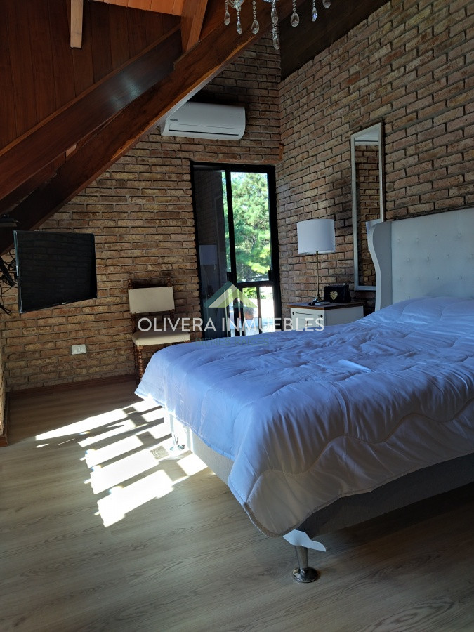 Casa ID.12352 - Casa en venta de 5 dormitorios en Playa Mansa, Punta del Este