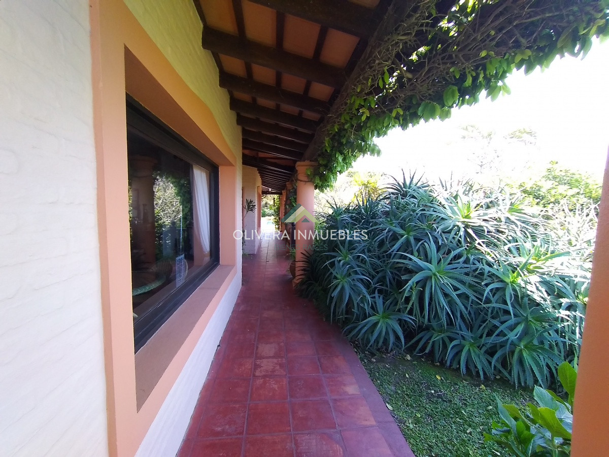 Casa ID.12355 - Casa en venta de 5 dormitorios frente al mar, Punta Ballena, Punta del Este