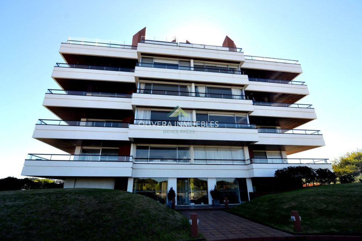 Apartamento ID.12523 - Apartamento en alquiler anual 4 dormitorios frente al mar, Playa Brava