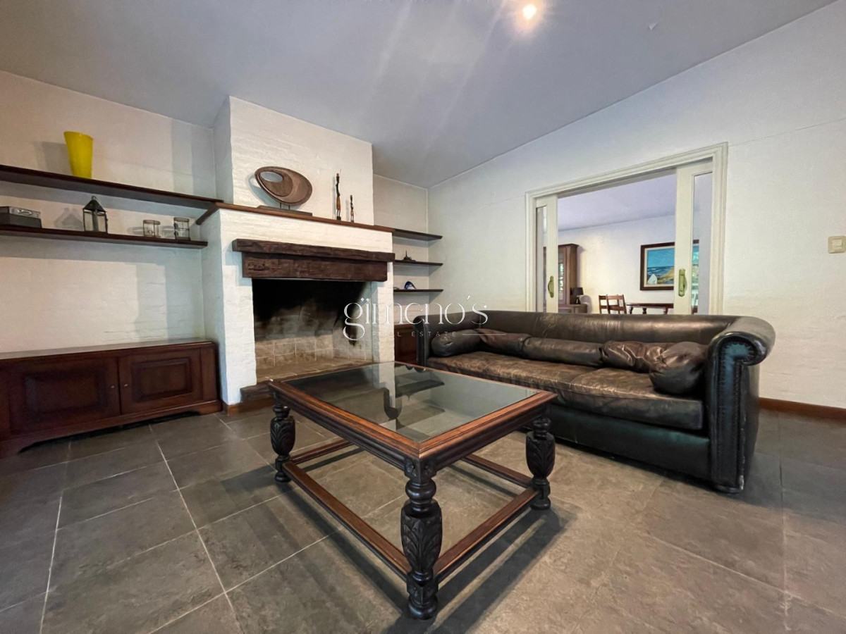 Casa ID.739 - Casa en Venta de 7 Dormitorios en Playa Mansa - Punta del Este 