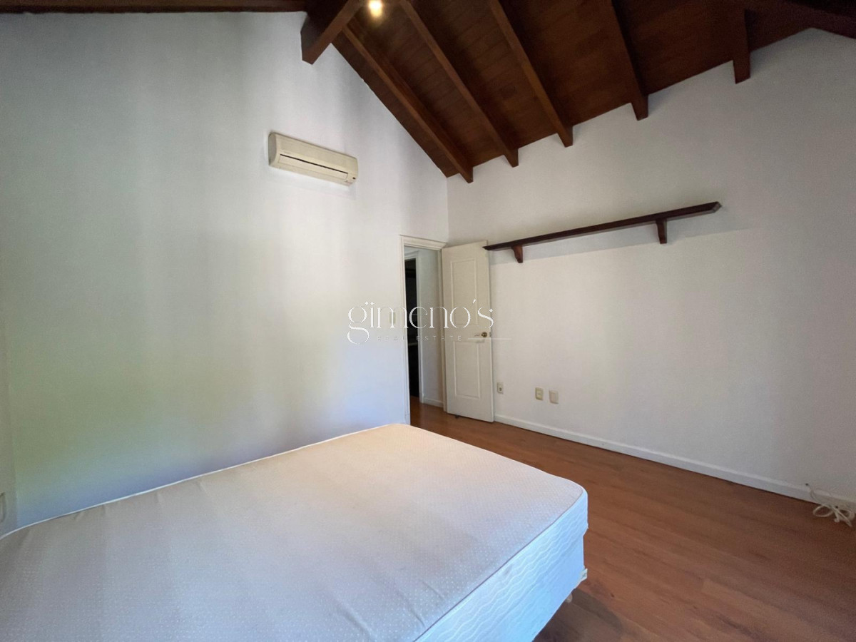 Casa ID.739 - Casa en Venta de 7 Dormitorios en Playa Mansa - Punta del Este 