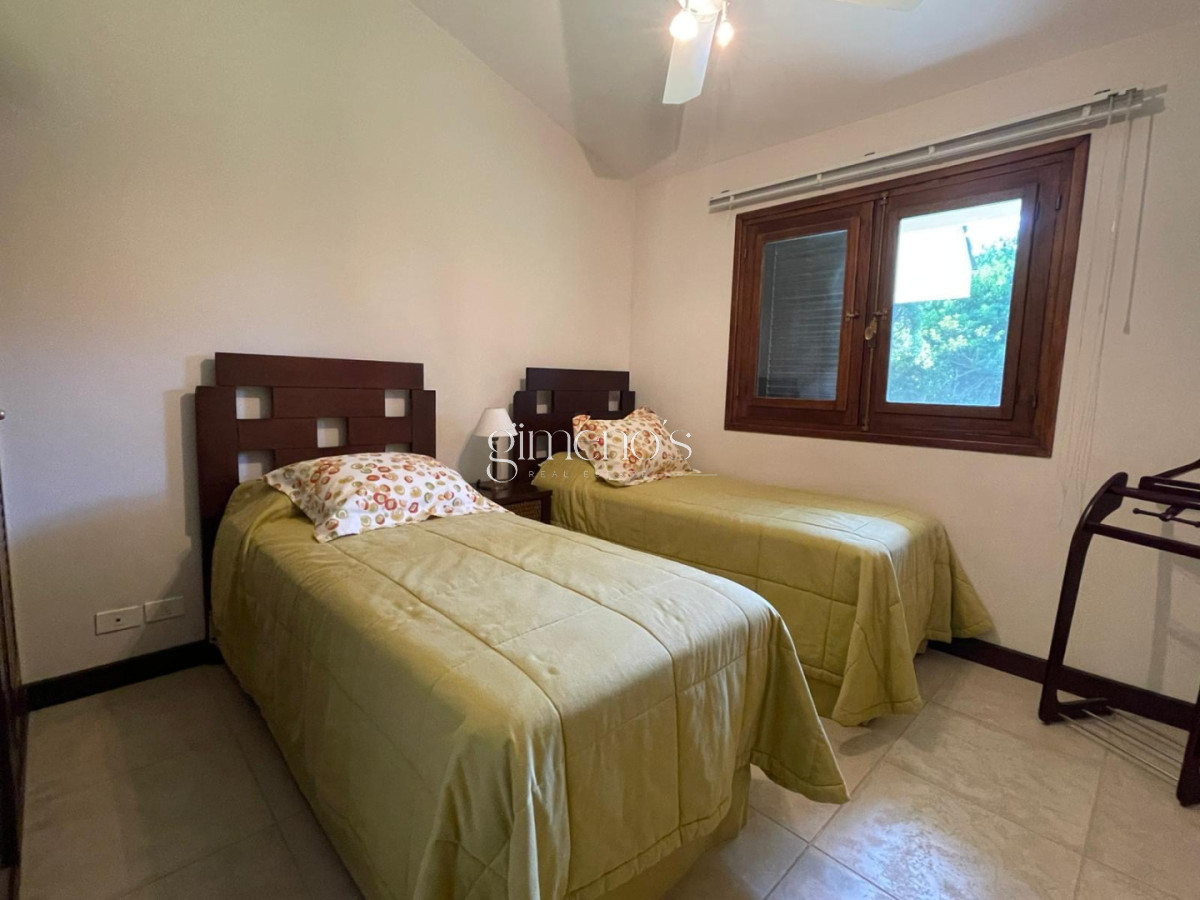 Casa ID.916 - Venta de Casa Playa Mansa 4 Dormitorios-Punta del Este 