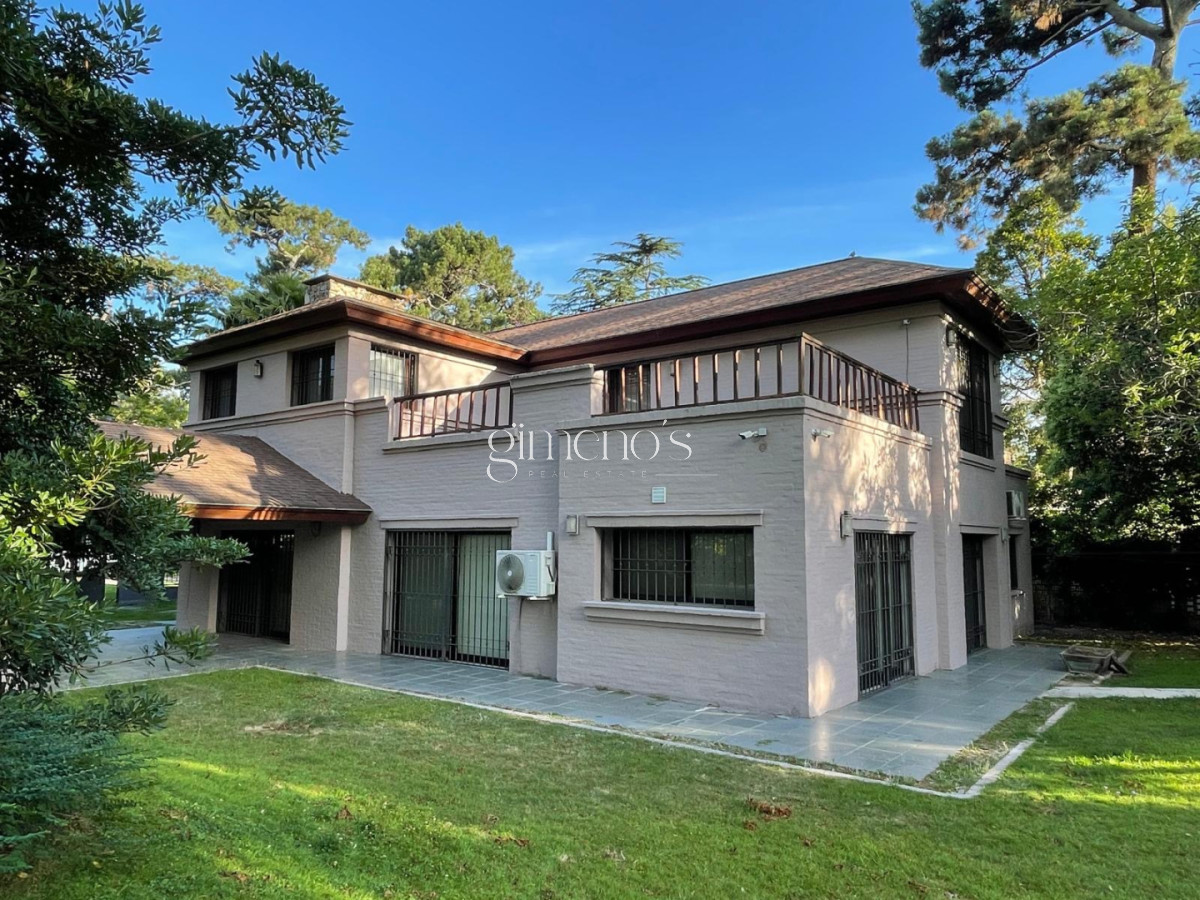 Casa ID.739 - Casa en Venta de 7 Dormitorios en Playa Mansa - Punta del Este 