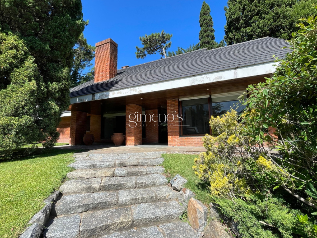 Casa ID.916 - Venta de Casa Playa Mansa 4 Dormitorios-Punta del Este 