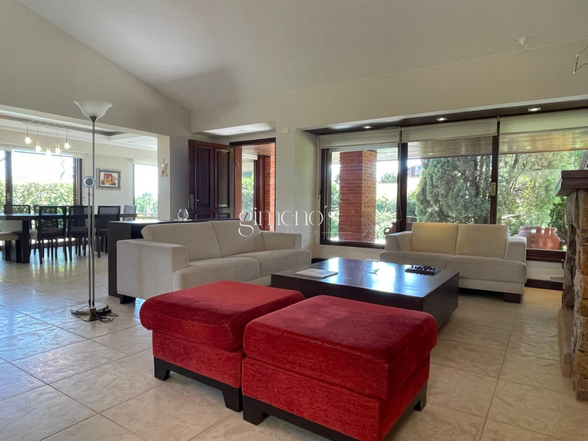 Casa ID.916 - Venta de Casa Playa Mansa 4 Dormitorios-Punta del Este 