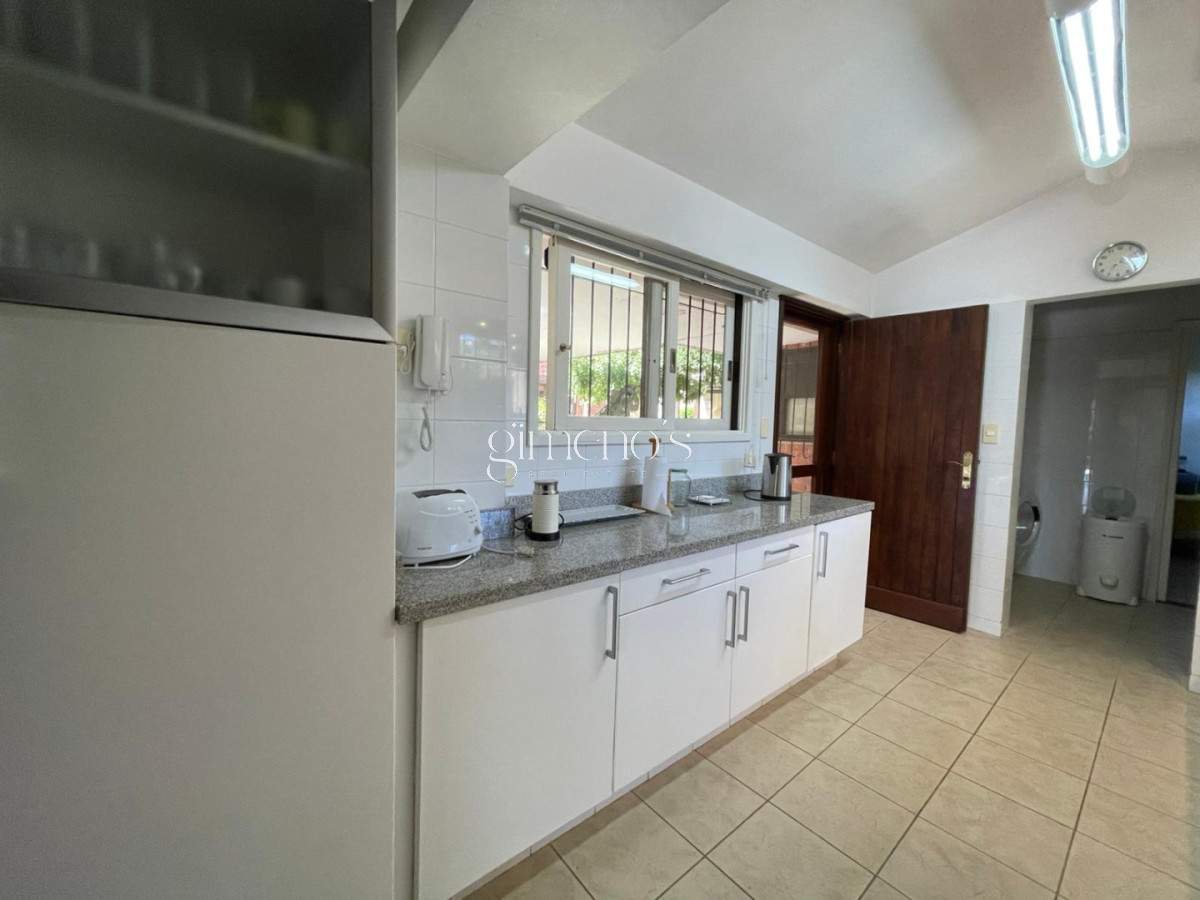 Casa ID.916 - Venta de Casa Playa Mansa 4 Dormitorios-Punta del Este 