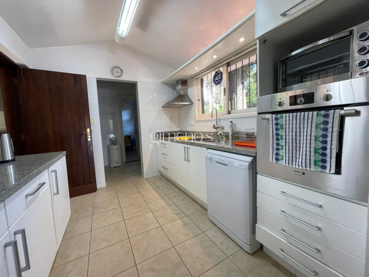 Casa ID.916 - Venta de Casa Playa Mansa 4 Dormitorios-Punta del Este 