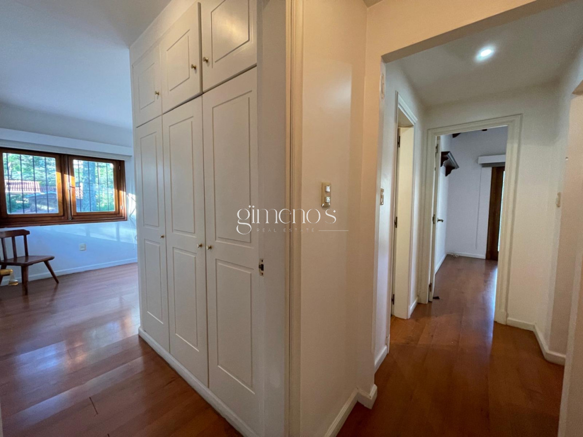 Casa ID.739 - Casa en Venta de 7 Dormitorios en Playa Mansa - Punta del Este 