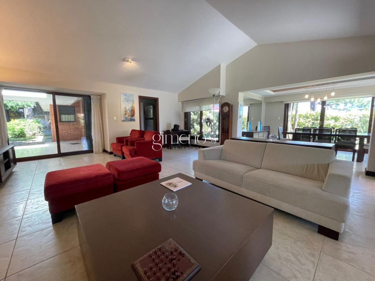 Casa ID.916 - Venta de Casa Playa Mansa 4 Dormitorios-Punta del Este 